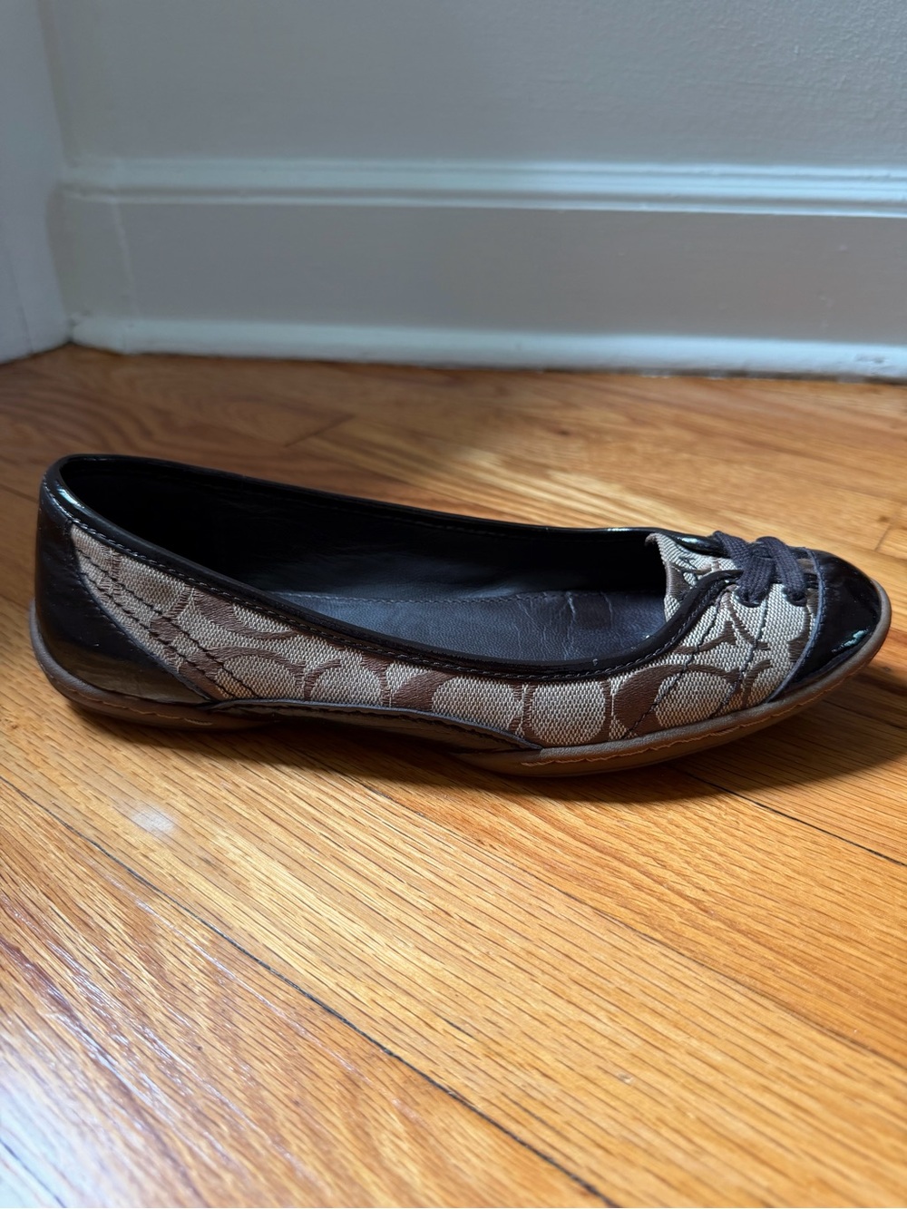 Coach Dannie Beige Signature Canvas Brown Patent Trim Ballet Flats Women’s 7.5 - Picture 1 of 15